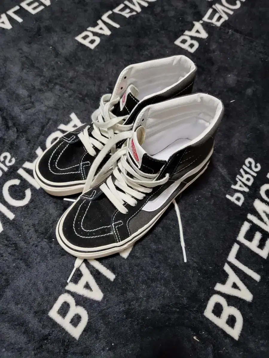 245)vans high top snikers black